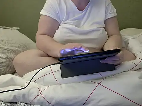 Snapshot of MarthaBriest chatting on 10/27/25, 02:37 MarthaBriest online show from 10/27/25, 02:37