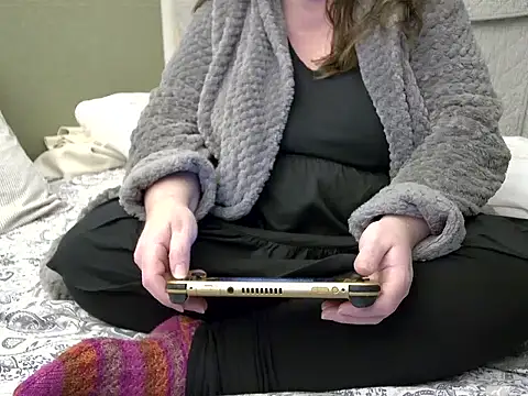 Snapshot of MarthaBriest chatting on 10/28/25, 04:27 MarthaBriest online show from 10/28/25, 04:27