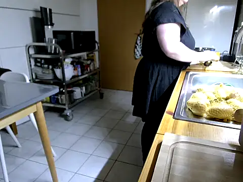 Snapshot of MarthaBriest chatting on 11/27/25, 06:48 MarthaBriest online show from 11/27/25, 06:48