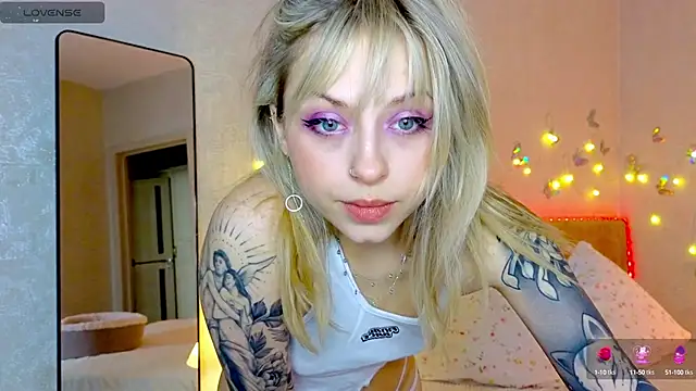Snapshot of lavenderluxe chatting on 01/22/25, 12:06 lavenderluxe online show from 01/22/25, 12:06