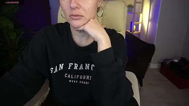 Snapshot of MaribelRiverr_ chatting on 12/10/24, 06:22 MaribelRiverr online show from 12/10/24, 06:22