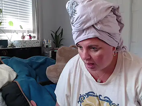 LauLauPAWG online show from 11/06/25, 09:15