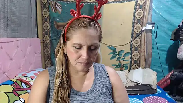 Snapshot of mom_son_dirty chatting on 12/22/25, 11:02 mom son dirty online show from 12/22/25, 11:02