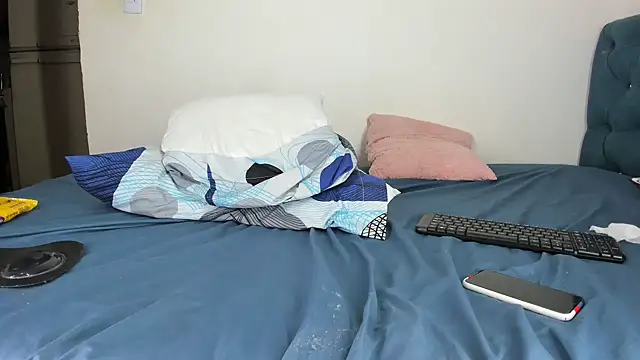 Snapshot of RachelJones_ chatting on 12/27/24, 11:28 RachelJones online show from 12/27/24, 11:28