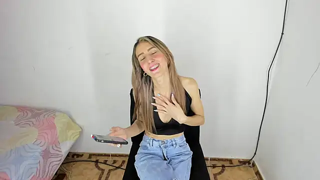 Snapshot of RachelJones_ chatting on 03/09/25, 01:46 RachelJones online show from 03/09/25, 01:46