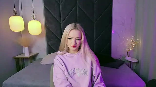 EmilyAir online show from 09/28/25, 03:39