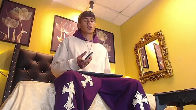 Snapshot of king_yer chatting on 12/05/25, 04:10 king yer online show from 12/05/25, 04:10