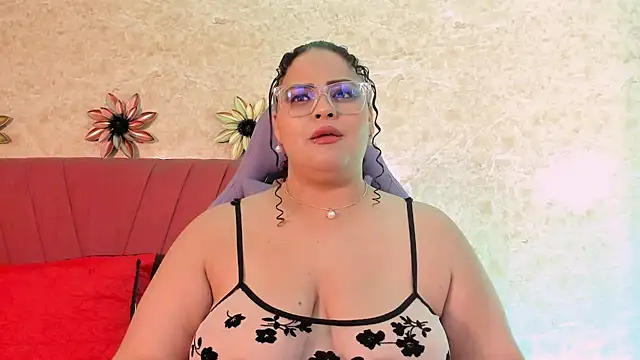 Snapshot of juli_2tyes chatting on 10/13/25, 03:50 juli 2tyes online show from 10/13/25, 03:50