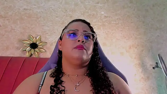 Snapshot of juli_2tyes chatting on 10/19/25, 04:02 juli 2tyes online show from 10/19/25, 04:02