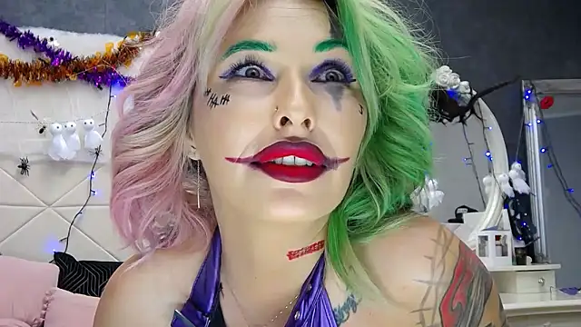 IssaSmith online show from 10/31/25, 08:04