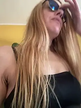 Snapshot of Naylee__ chatting on 06/27/26, 11:37 Naylee online show from 06/27/26, 11:37