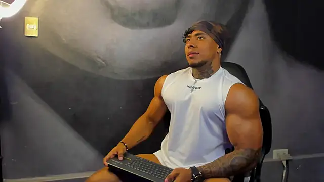 Snapshot of bradley_smith chatting on 03/05/25, 07:16 bradley smith online show from 03/05/25, 07:16