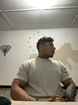 Snapshot of bradley_smith chatting on 09/19/25, 01:07 bradley smith online show from 09/19/25, 01:07