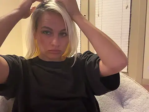 Snapshot of girlfriendmissy chatting on 02/27/25, 02:32 girlfriendmissy online show from 02/27/25, 02:32