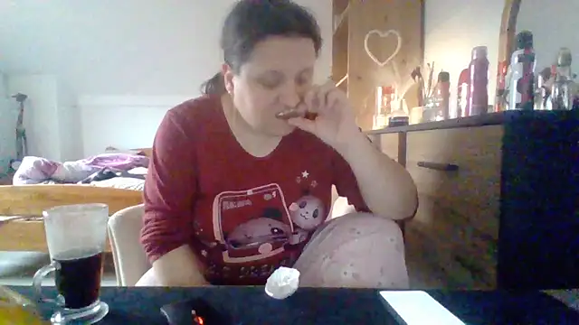 Snapshot of ReifeVenna chatting on 02/04/25, 03:15 ReifeVenna online show from 02/04/25, 03:15