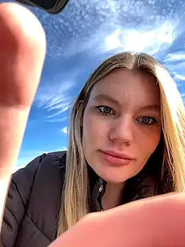 justmila online show from 10/21/25, 10:38