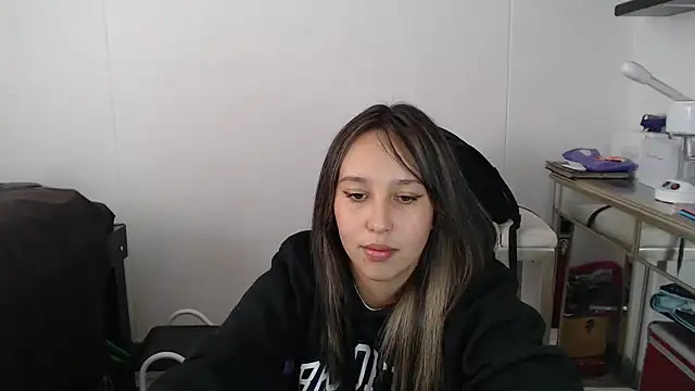 Skarlet Adams28 online show from 03/06/25, 05:54