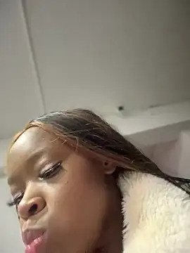 Snapshot of Thyana_LS chatting on 02/02/25, 01:19 Thyana LS online show from 02/02/25, 01:19