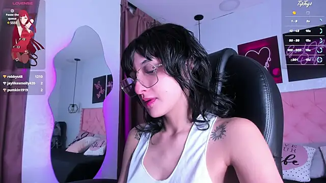 Snapshot of Hannys__cabernet chatting on 12/22/24, 07:11 Hannys cabernet online show from 12/22/24, 07:11