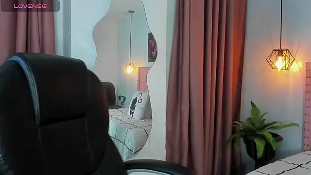 Snapshot of Hannys__cabernet chatting on 02/28/25, 12:20 Hannys cabernet online show from 02/28/25, 12:20