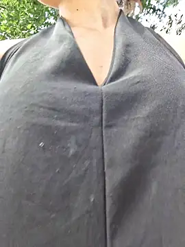 Snapshot of HelenHoltz chatting on 10/24/25, 04:47 HelenHoltz online show from 10/24/25, 04:47