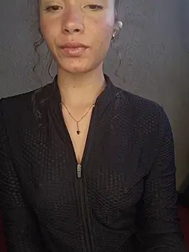 Snapshot of HelenHoltz chatting on 11/16/25, 02:55 HelenHoltz online show from 11/16/25, 02:55