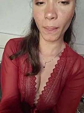 Snapshot of HelenHoltz chatting on 11/28/25, 12:57 HelenHoltz online show from 11/28/25, 12:57