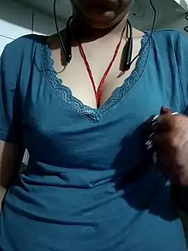 Snapshot of Avantika19 chatting on 04/08/26, 04:40 Avantika19 online show from 04/08/26, 04:40