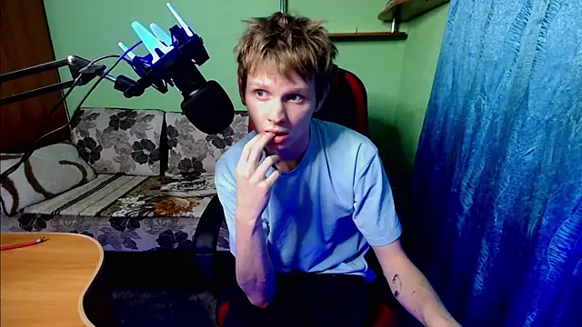 Snapshot of fameboyboo chatting on 09/16/25, 05:14 fameboyboo online show from 09/16/25, 05:14