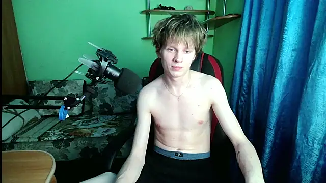 Snapshot of fameboyboo chatting on 12/04/25, 06:27 fameboyboo online show from 12/04/25, 06:27