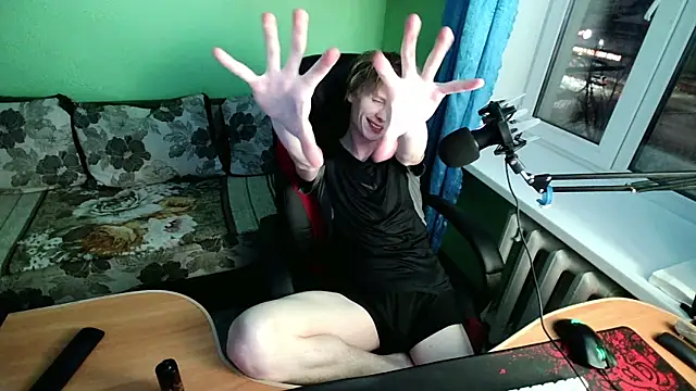 Snapshot of fameboyboo chatting on 12/18/25, 02:45 fameboyboo online show from 12/18/25, 02:45