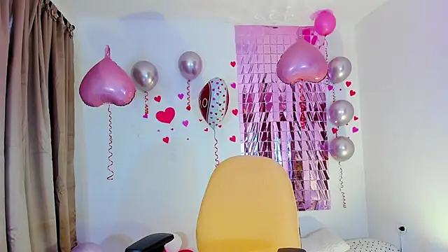 Maia W10 online show from 02/13/25, 12:32