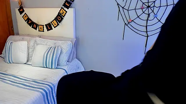 Maia W10 online show from 10/27/25, 12:20