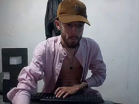 Snapshot of Aaronkiller chatting on 12/16/24, 02:49 Aaronkiller online show from 12/16/24, 02:49