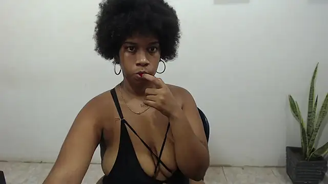 Snapshot of CanellaHill chatting on 12/11/24, 04:18 CanellaHill online show from 12/11/24, 04:18