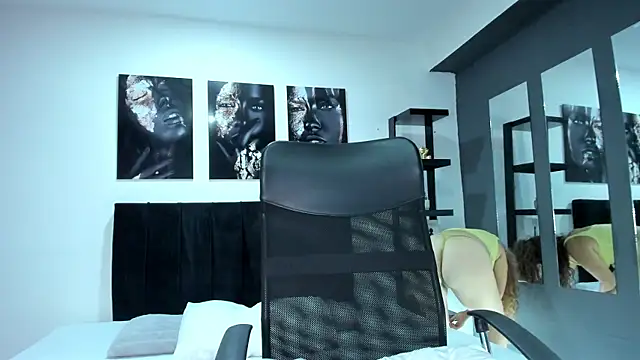 Mia fooxx  online show from 11/12/25, 07:35