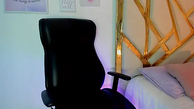 LanaJones  online show from 12/04/25, 12:14