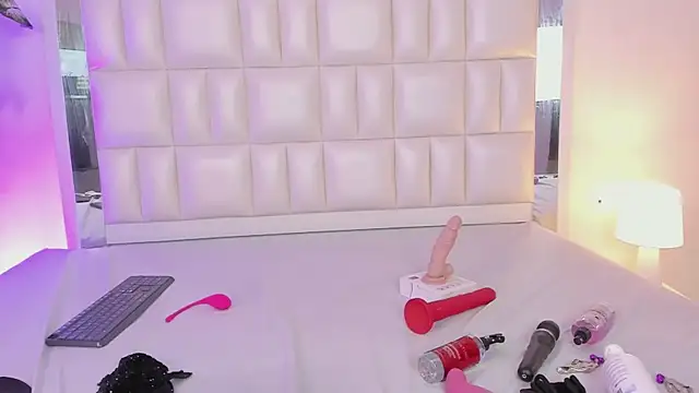 Snapshot of Alhana_pulido chatting on 12/24/24, 08:05 Alhana pulido online show from 12/24/24, 08:05