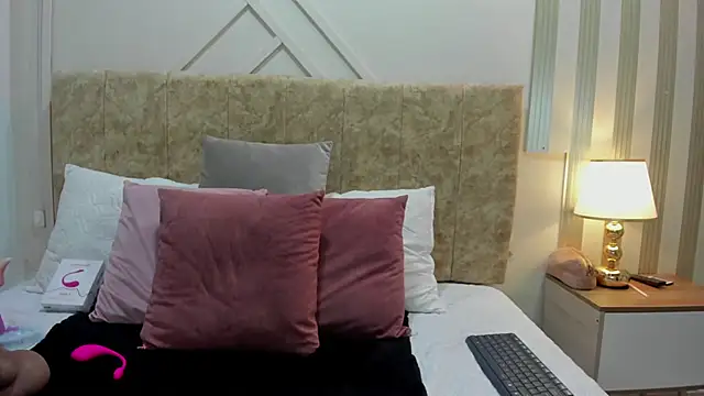 Snapshot of ashley__foxx_ chatting on 10/18/25, 02:18 ashley foxx online show from 10/18/25, 02:18