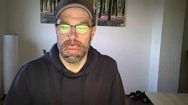 Snapshot of Harry_Boldt chatting on 12/15/25, 07:23 Harry Boldt online show from 12/15/25, 07:23