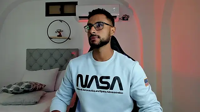 LiamGarcia1 online show from 02/13/25, 12:43