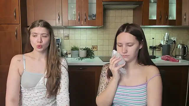 HotCaramellsTV online show from 06/18/26, 08:14