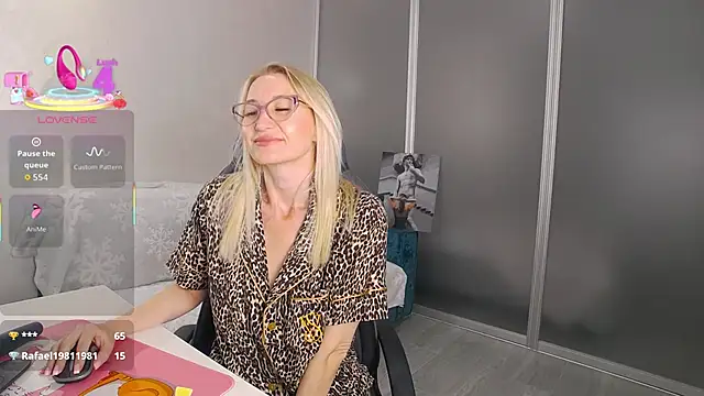 Snapshot of Sofia_Soul chatting on 09/08/25, 06:18 Sofia Soul online show from 09/08/25, 06:18
