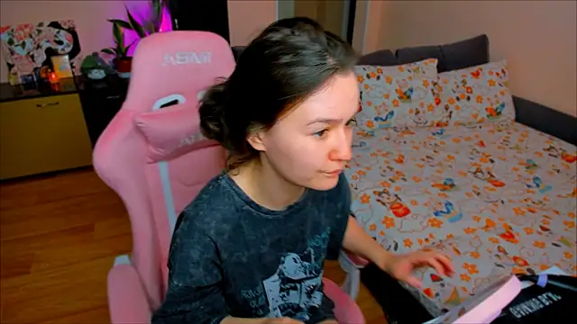 Snapshot of ameli_moon chatting on 10/18/25, 03:24 ameli moon online show from 10/18/25, 03:24