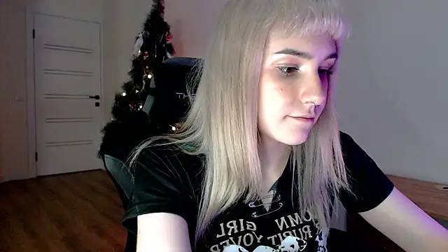 Snapshot of Princess_Shy___ chatting on 02/18/25, 05:42 Princess Shy online show from 02/18/25, 05:42