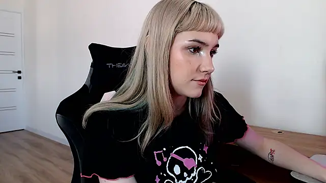 Snapshot of Princess_Shy___ chatting on 02/21/25, 12:39 Princess Shy online show from 02/21/25, 12:39