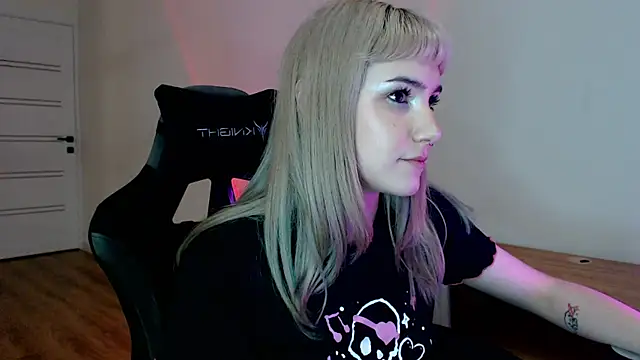 Snapshot of Princess_Shy___ chatting on 02/21/25, 03:43 Princess Shy online show from 02/21/25, 03:43