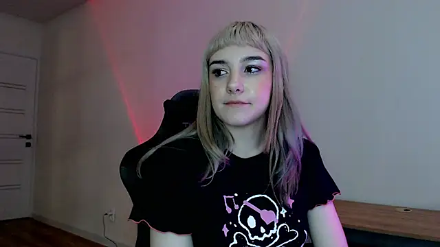 Snapshot of Princess_Shy___ chatting on 02/21/25, 06:48 Princess Shy online show from 02/21/25, 06:48