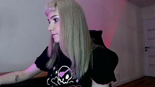 Snapshot of Princess_Shy___ chatting on 02/22/25, 04:19 Princess Shy online show from 02/22/25, 04:19