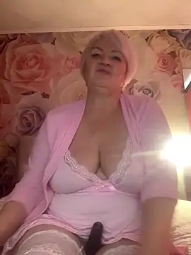 Laura Millf online show from 04/23/26, 09:41